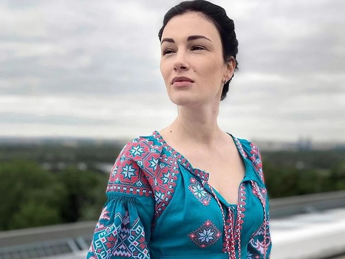 Анастасія Приходько позує для фото