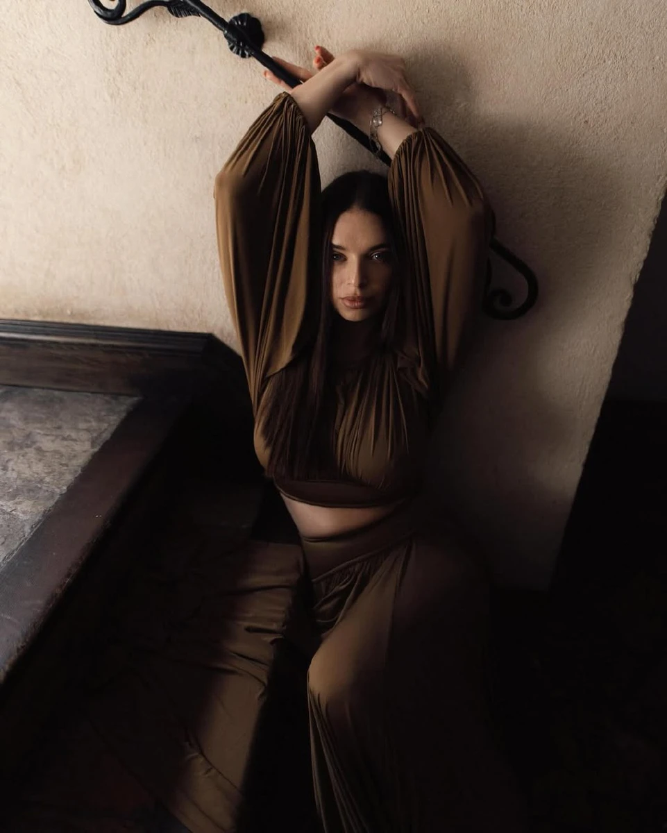 Дружина Усика присіла на сходах