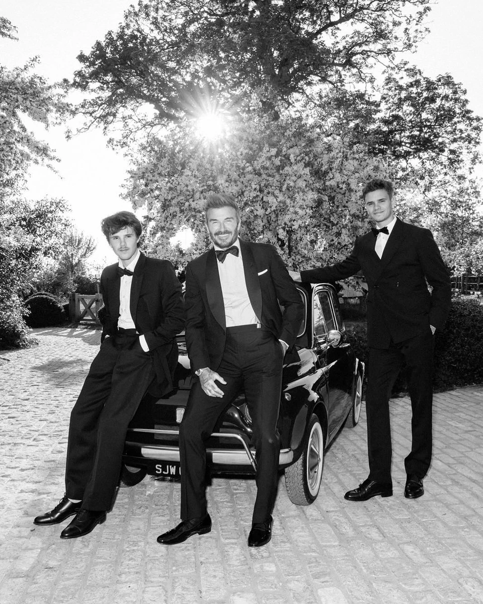 Девід Бекхем попозував з молодшими синами біля авто