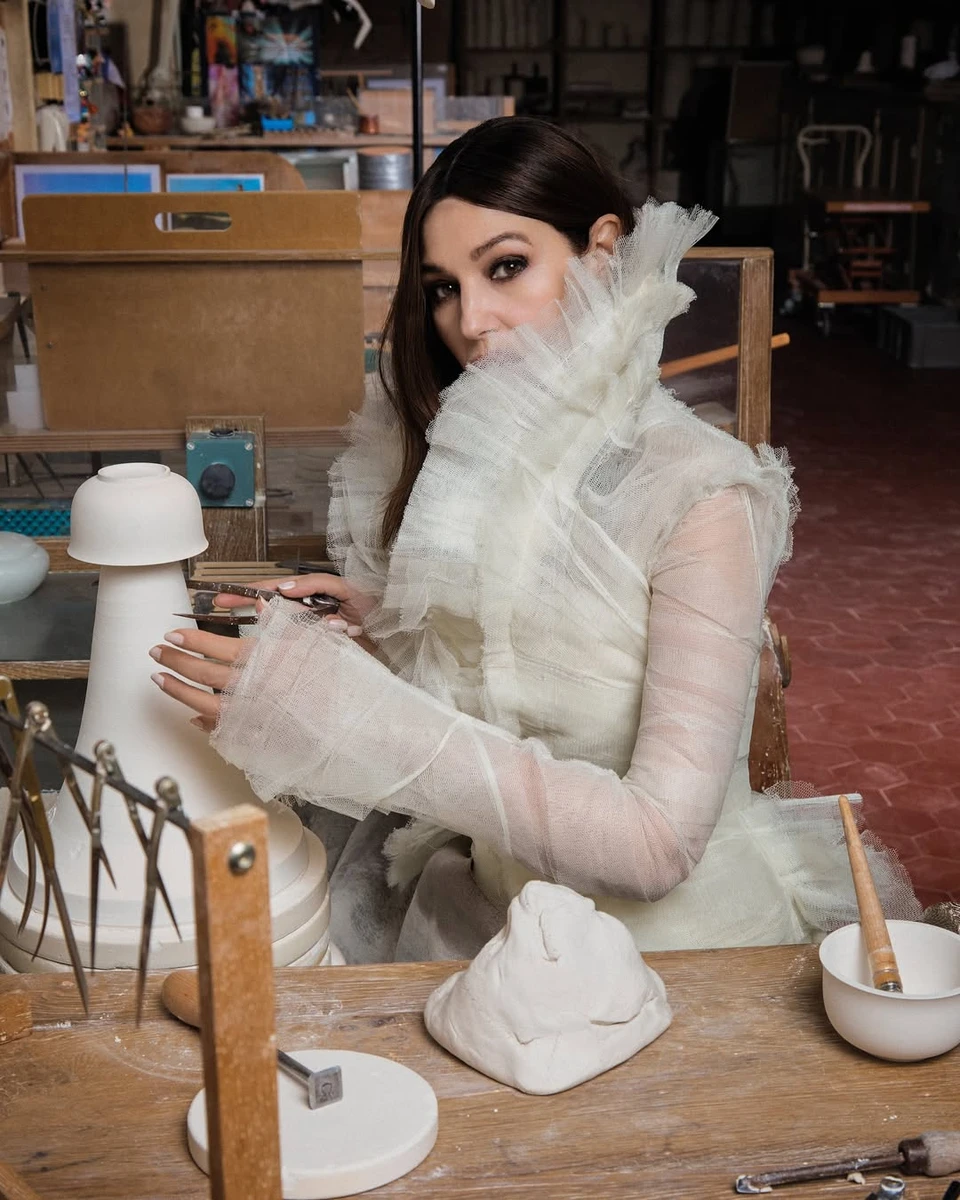 Моніка Беллуччі у прозорому образі попозувала у творчій студії