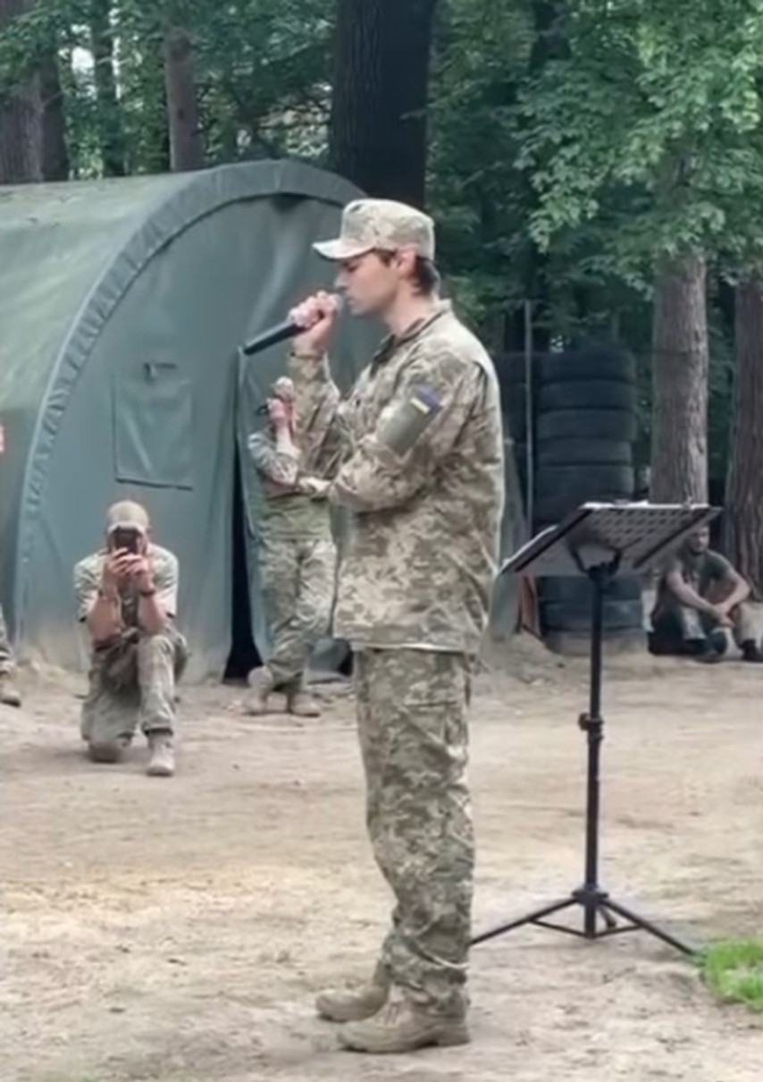 Микита Ломакін показав, як співав побратимам на фронті