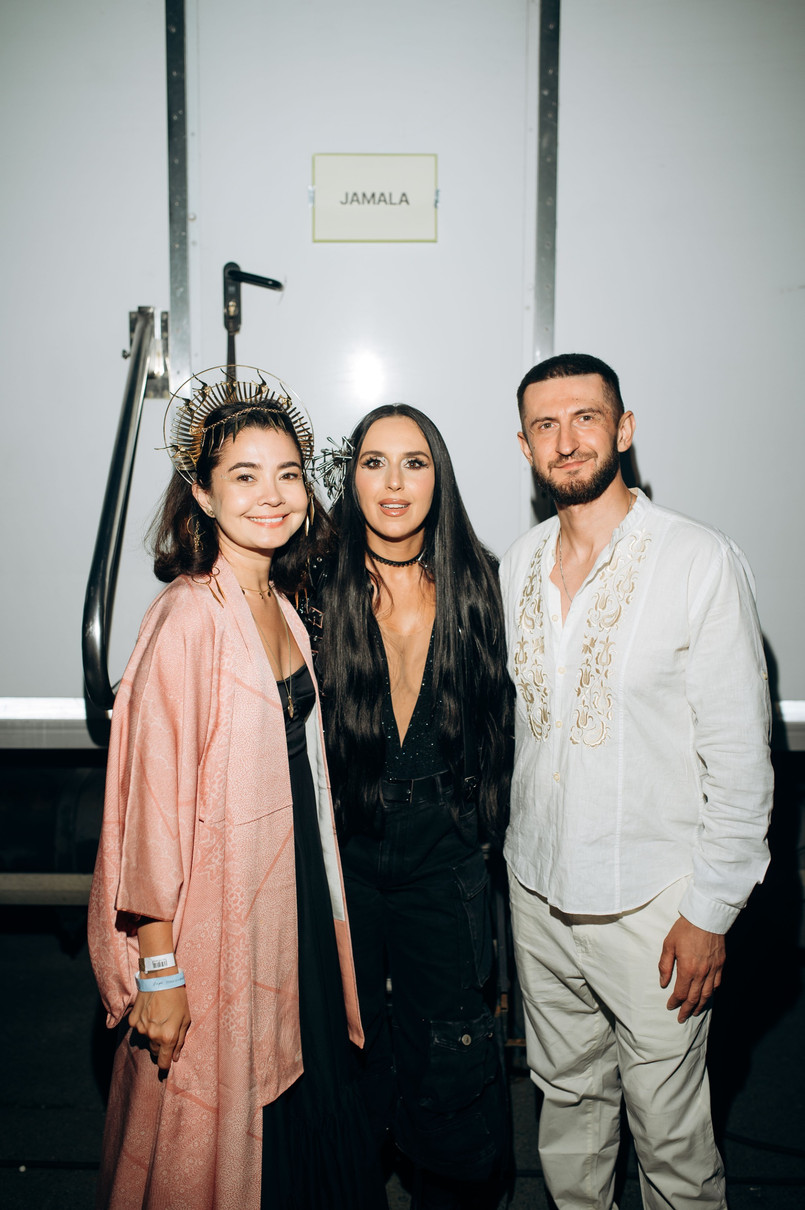 Кримська принцеса Севгіль Мусаєва з Джамалою та заступником гендиректора Українського інституту Алімом Алієвим