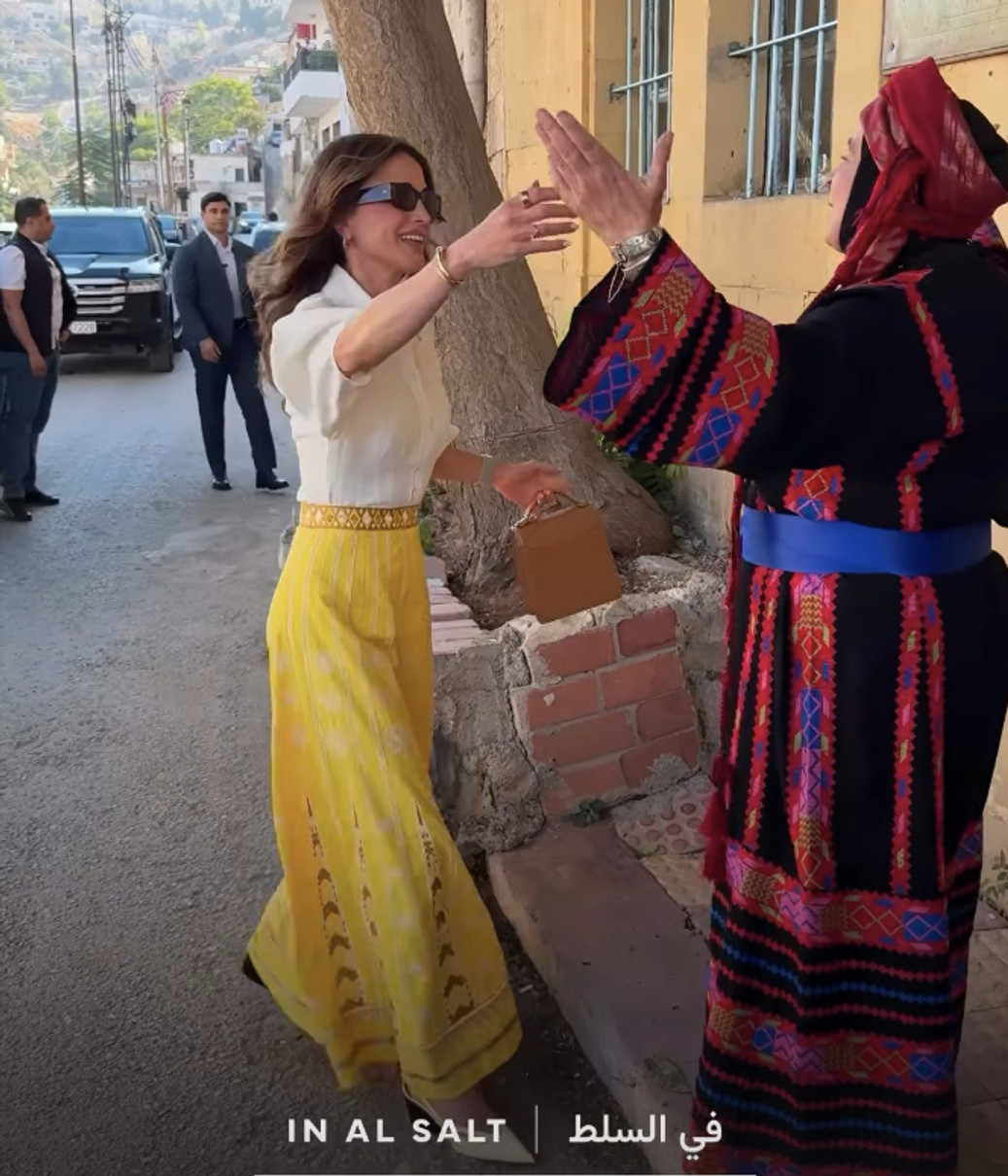 Королева Ранія похвалилася стрункістю у яскравому образі