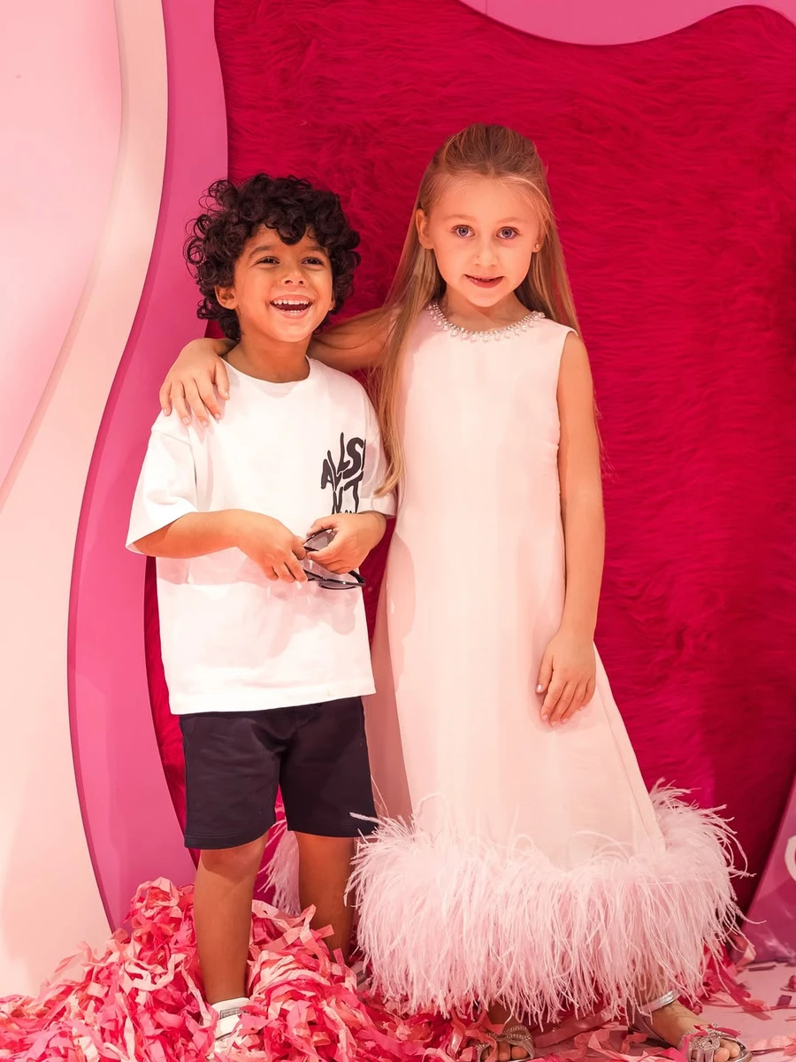 Санта Дімопулос показала дочку у рожевій сукні з її другом