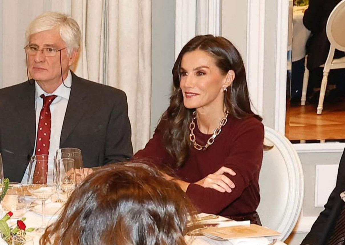 Королева Летісія продемонструвала ефектні та бюджетні аксесуари на івенті