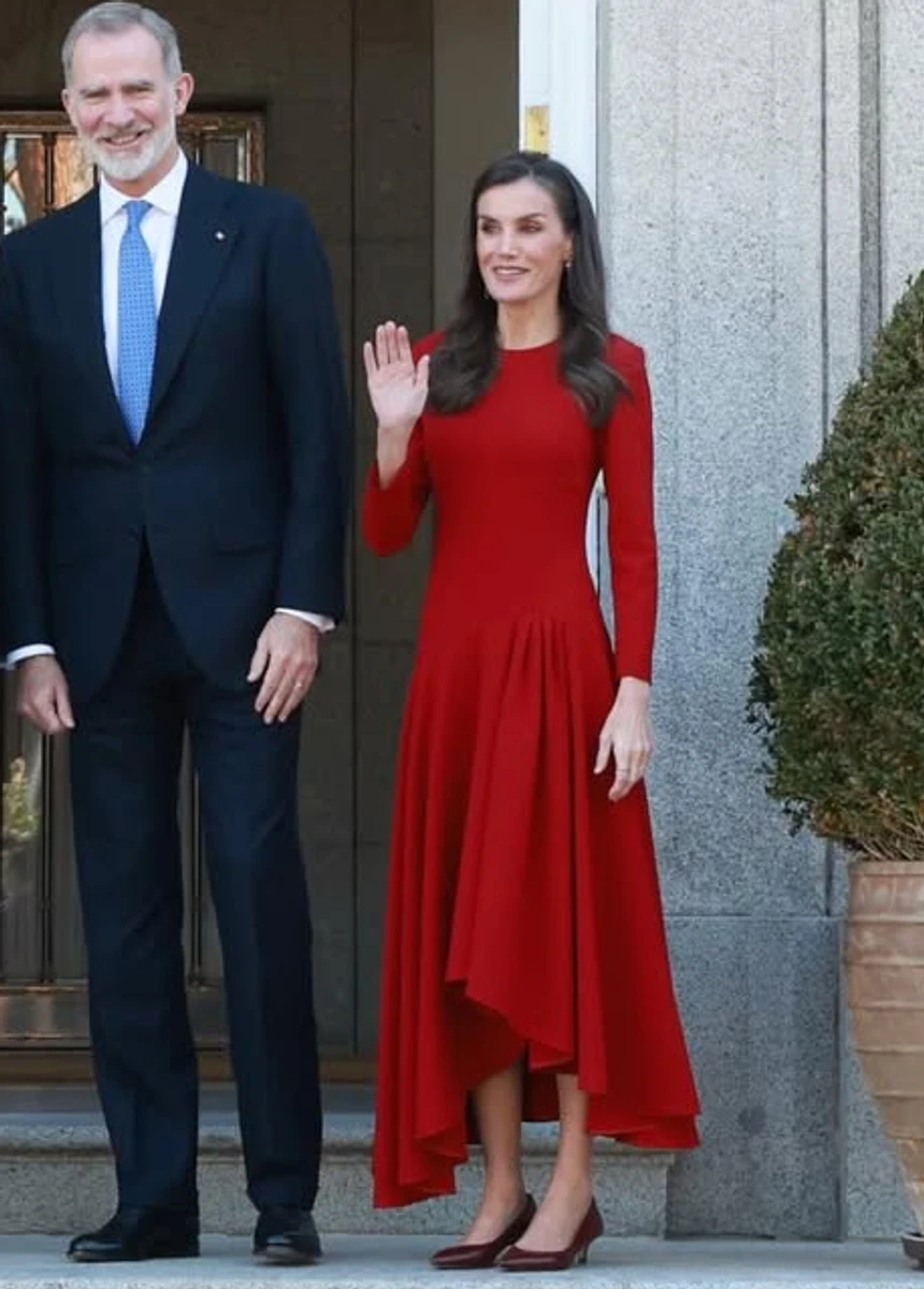 Королева Летісія в ефектній сукні попозувала з чоловіком