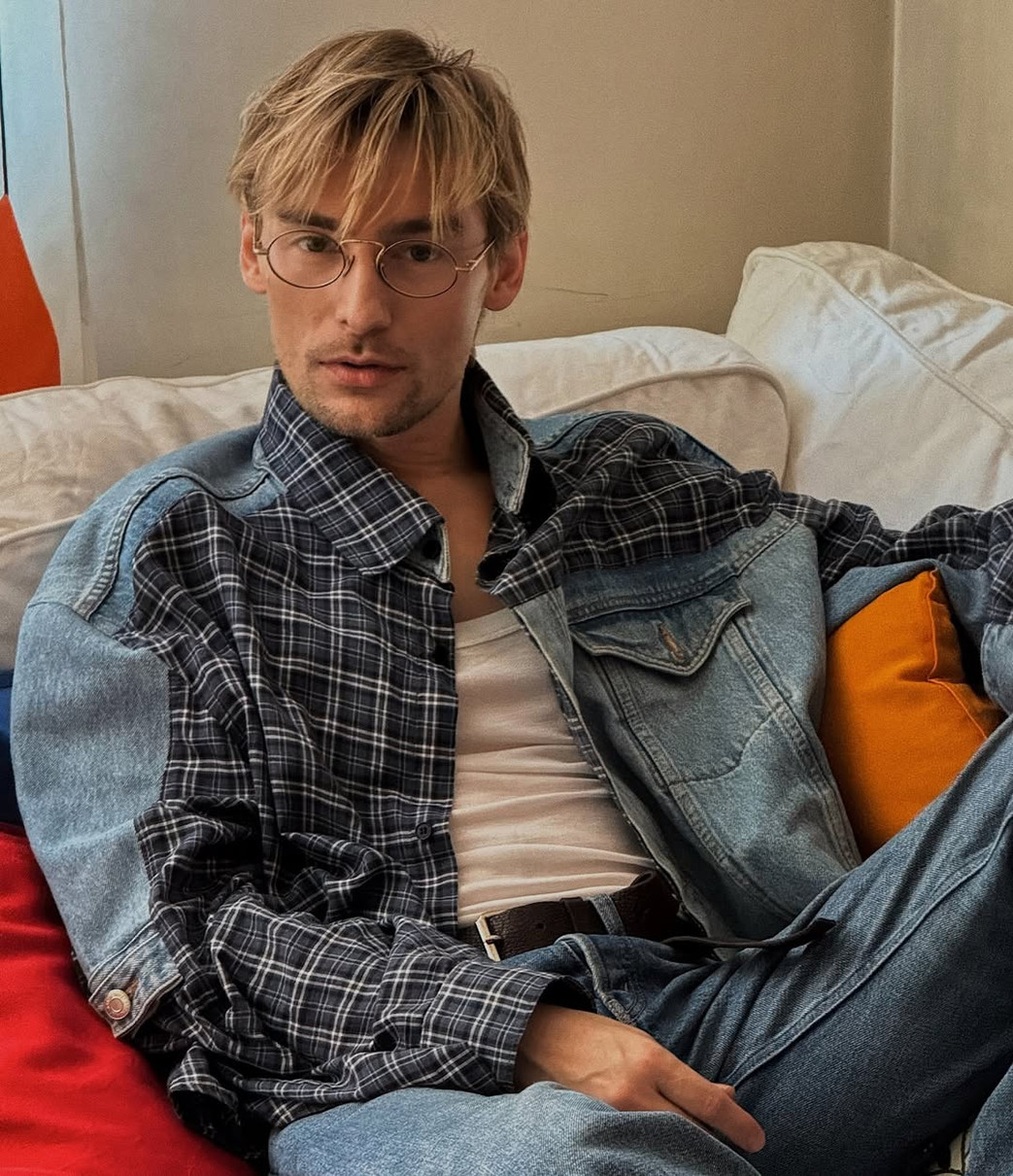 Алан Бадоєв позує у денімі