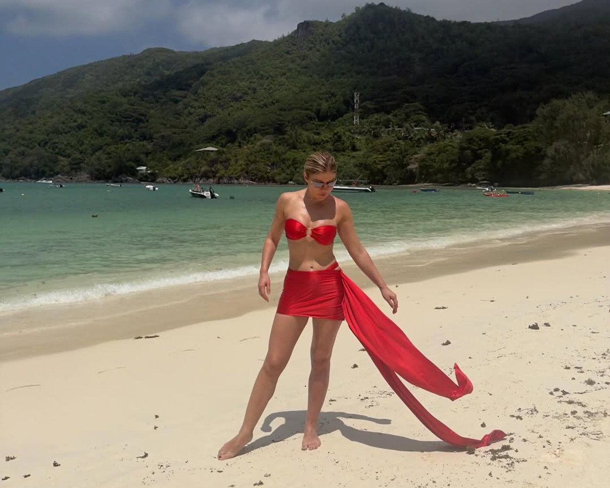 Альона Омаргалієва у купальнику і міні похвалилася тілом на пляжі