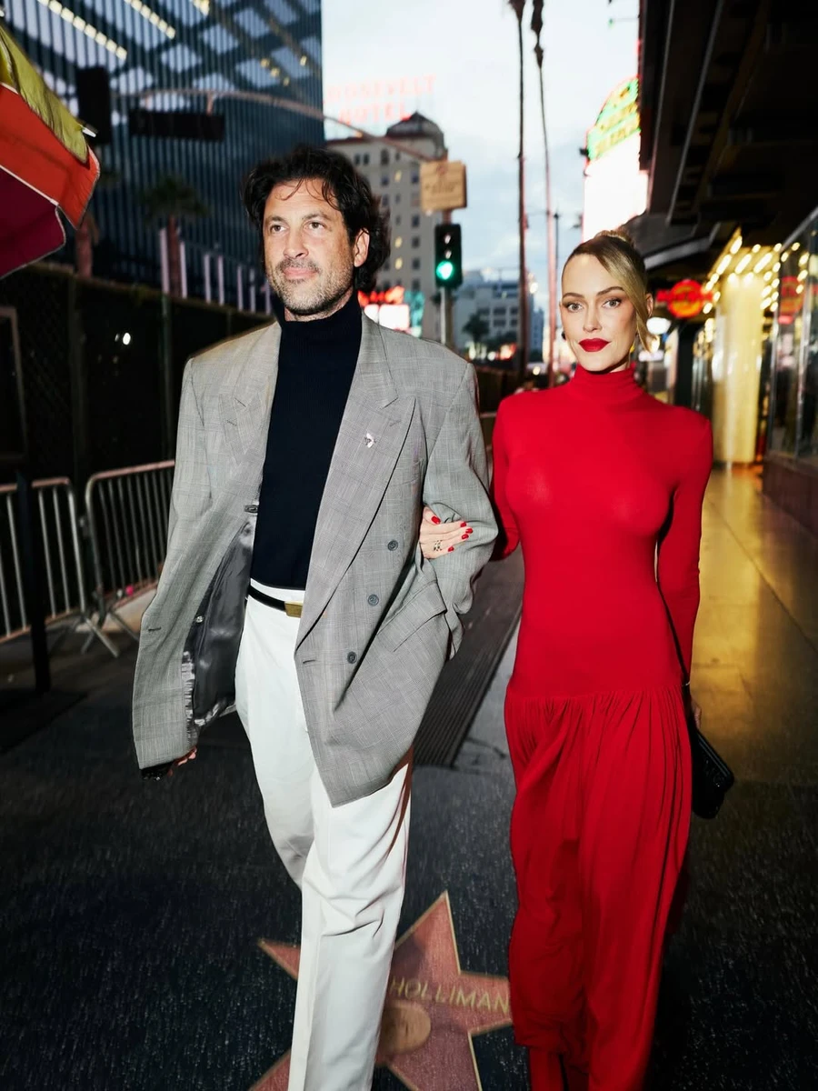 Ошатний Макс Чмерковський з дружиною в червоній сукні на кінопрем'єрі