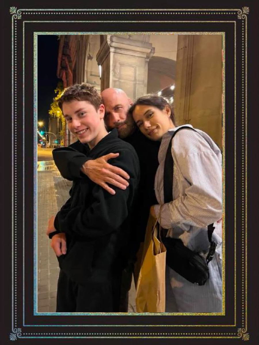 Джон Траволта зі своїми дітьми на фото