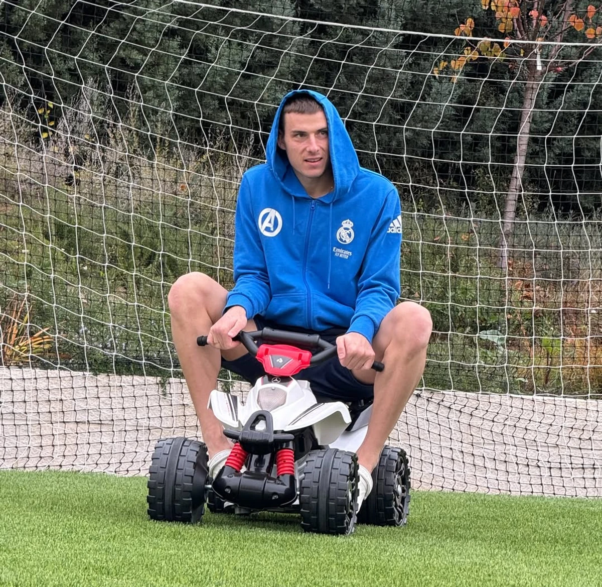 Андрій Лунін покатався на машинці на футбольному полі