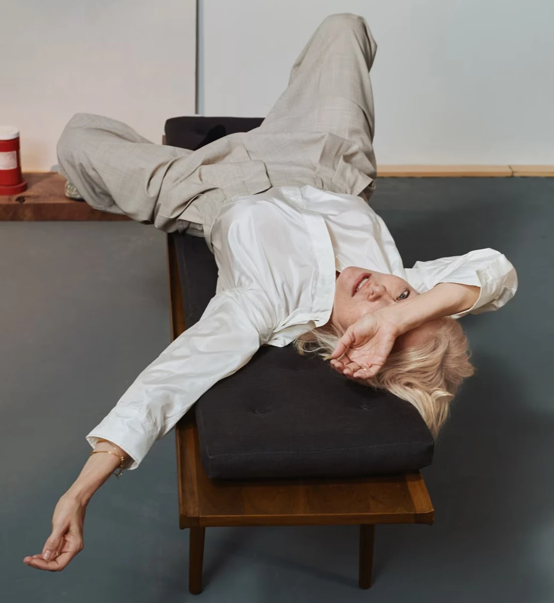 Памела Андерсон полежала на лавці у стильному луці