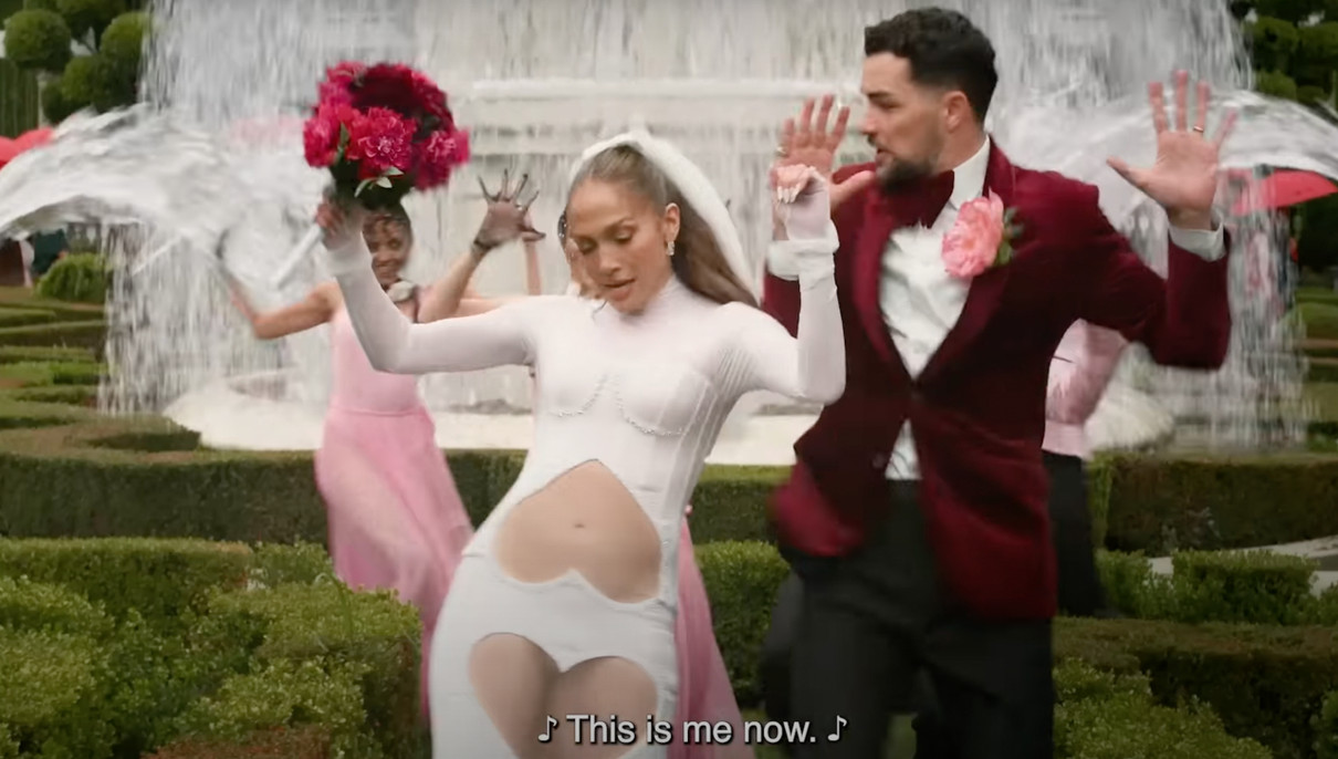 Лопес у сукні українського бренду потанцювала у трейлері свого фільму