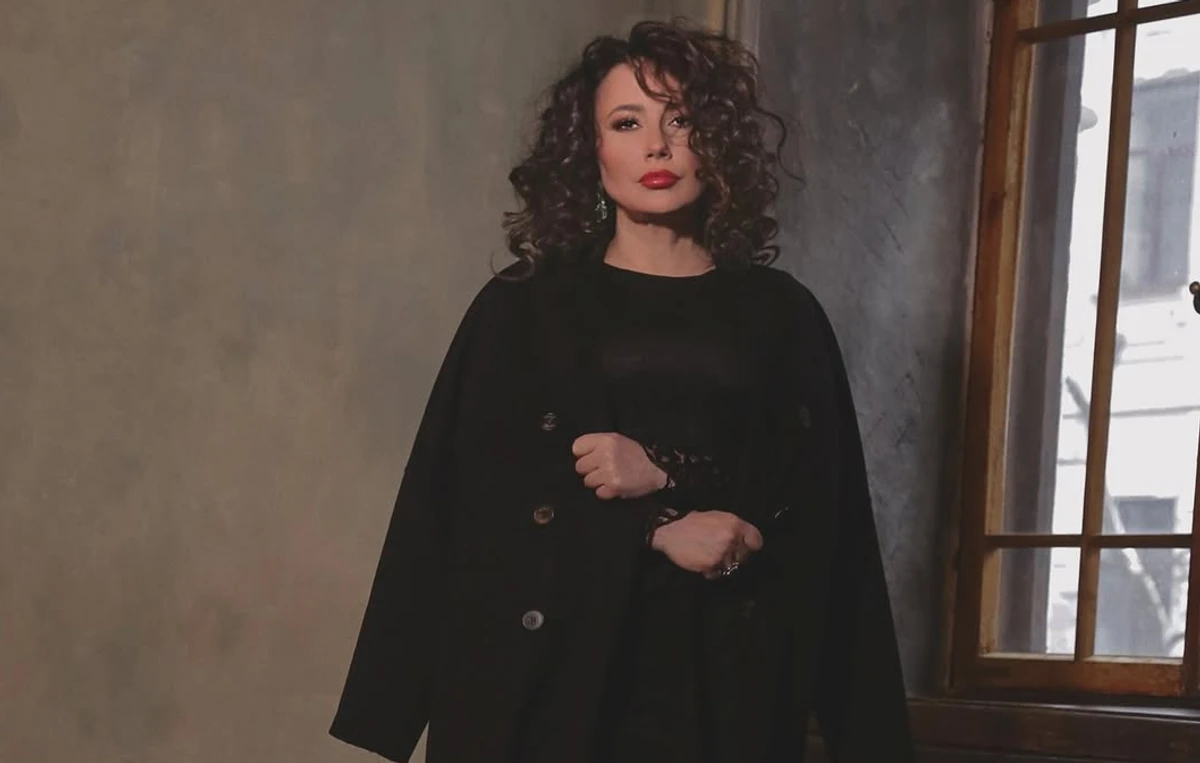 Олена Мозгова позує для фото