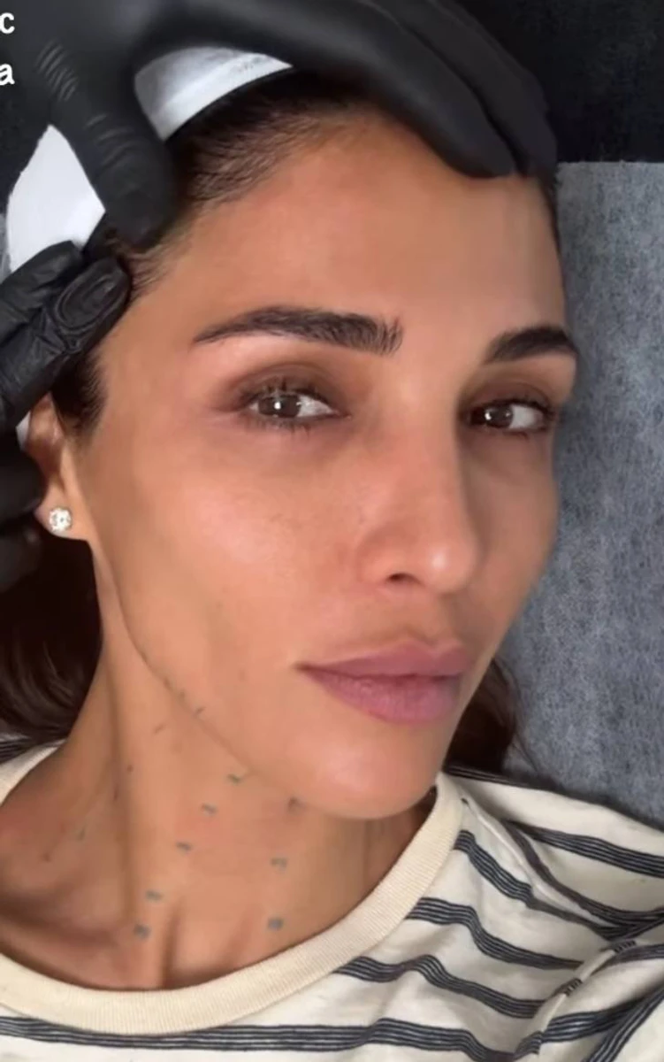 Обличчя Дімопулос без мейку