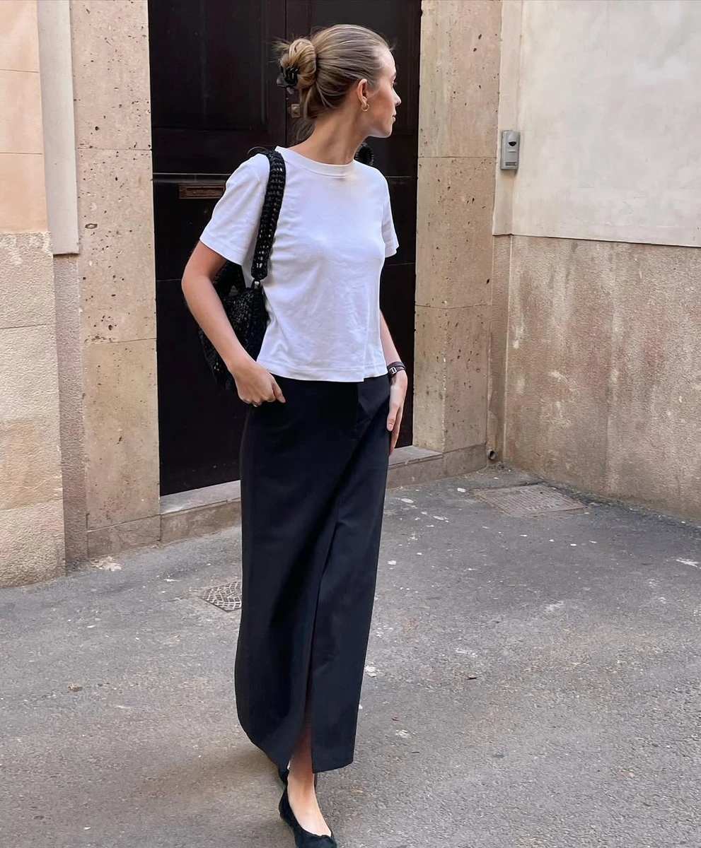 Біла футболка і чорна спідниця