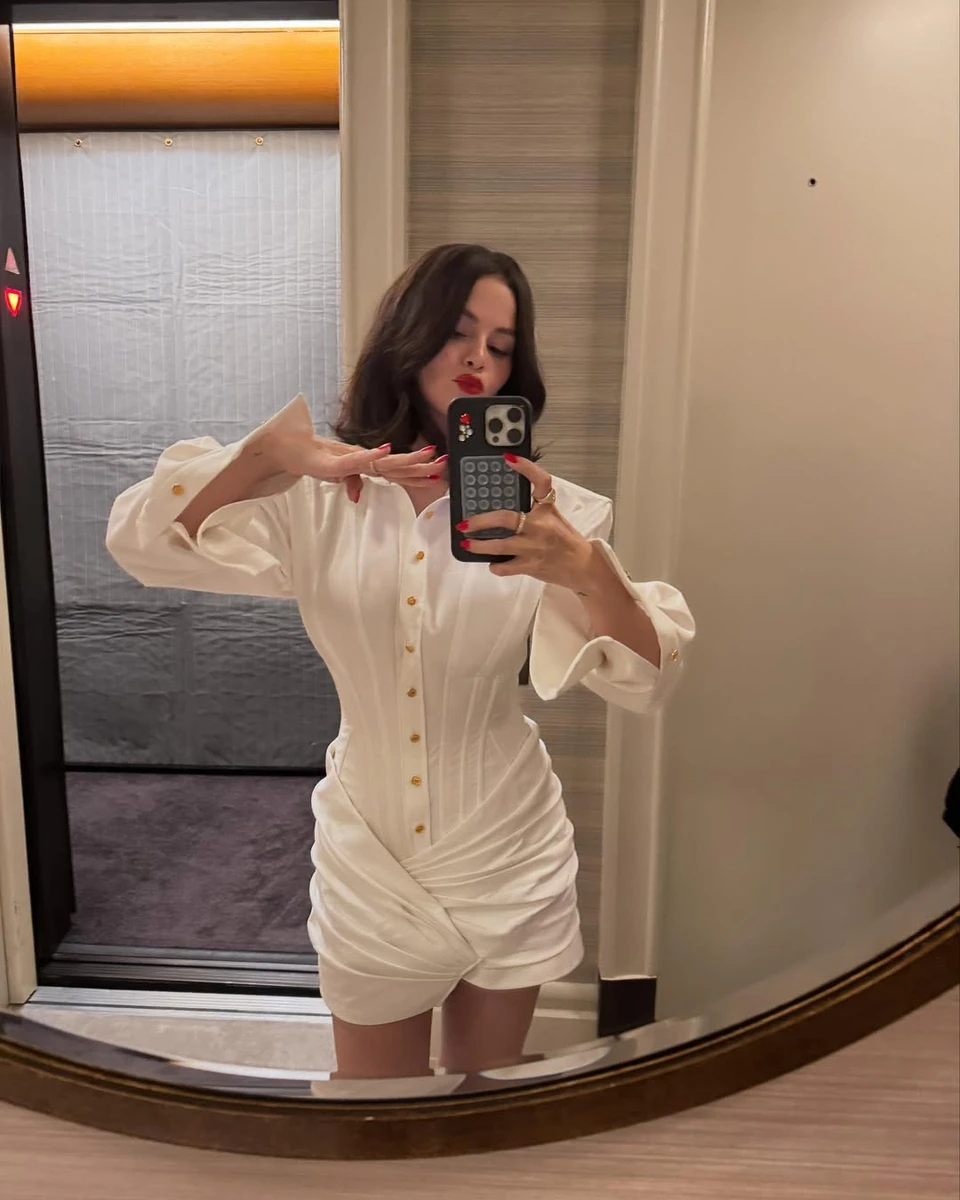 Селена Гомес фотографується в дзеркало