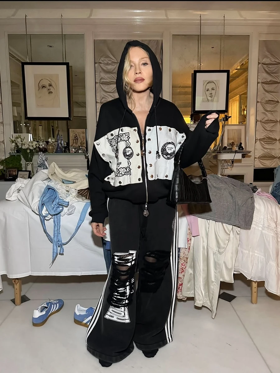 Мадонна показалась у гламурному чорному костюмі