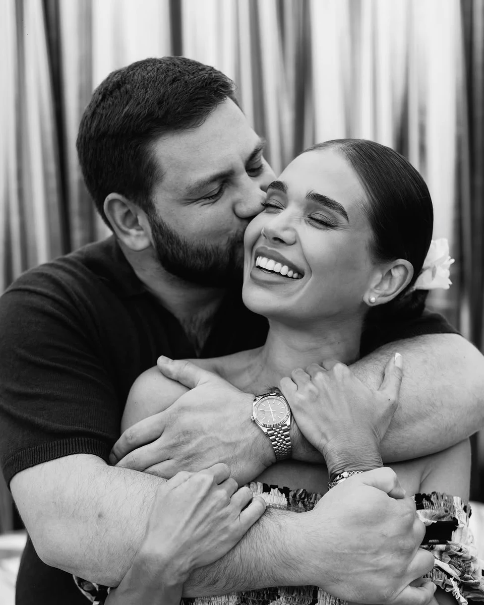 Саша Бо зі своїм чоловіком обіймаються