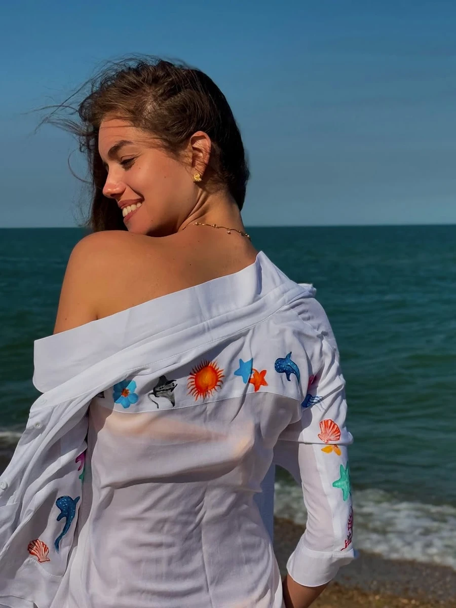 Олександра Кучеренко попозувала коло моря