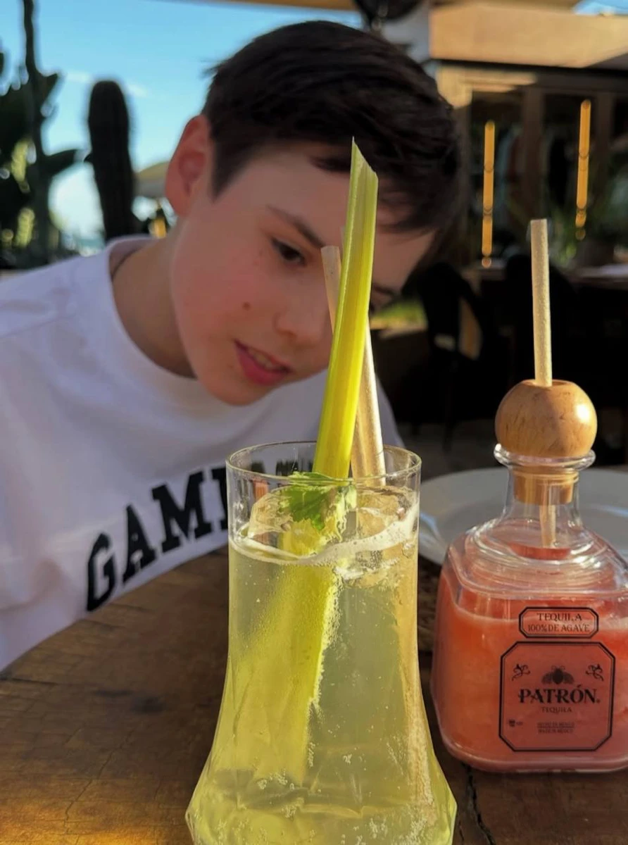 І очима у коктейлі мами