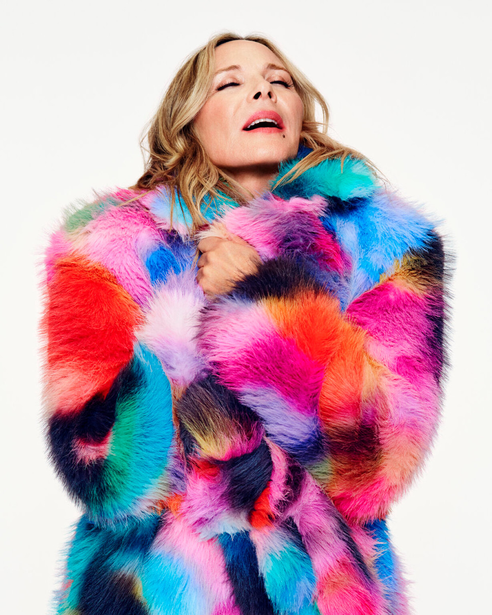 Кім Кетролл з Секс і місто у кольоровій шубі грайливо попозувала для реклами