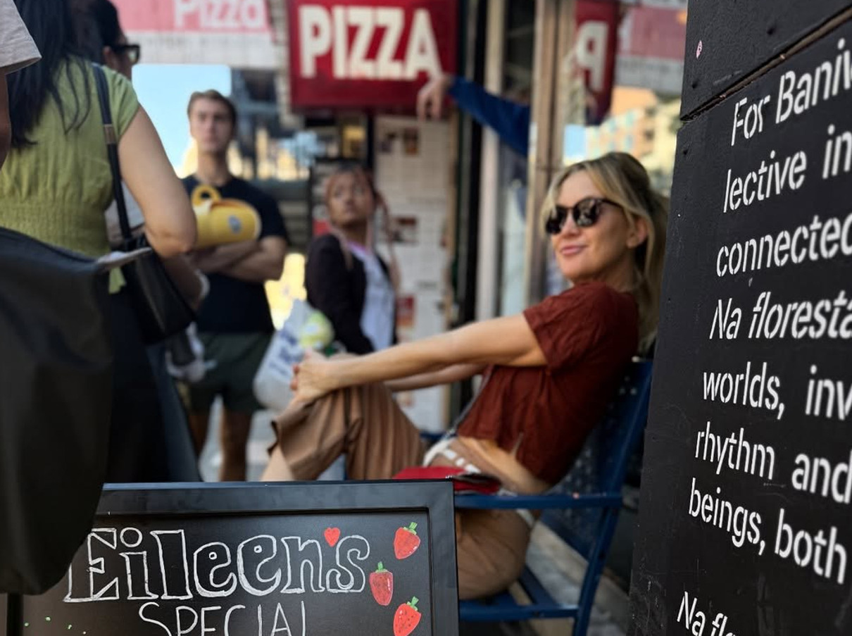 Кейт Хадсон у штанях і топі попозувала в кафе у Нью-Йорку