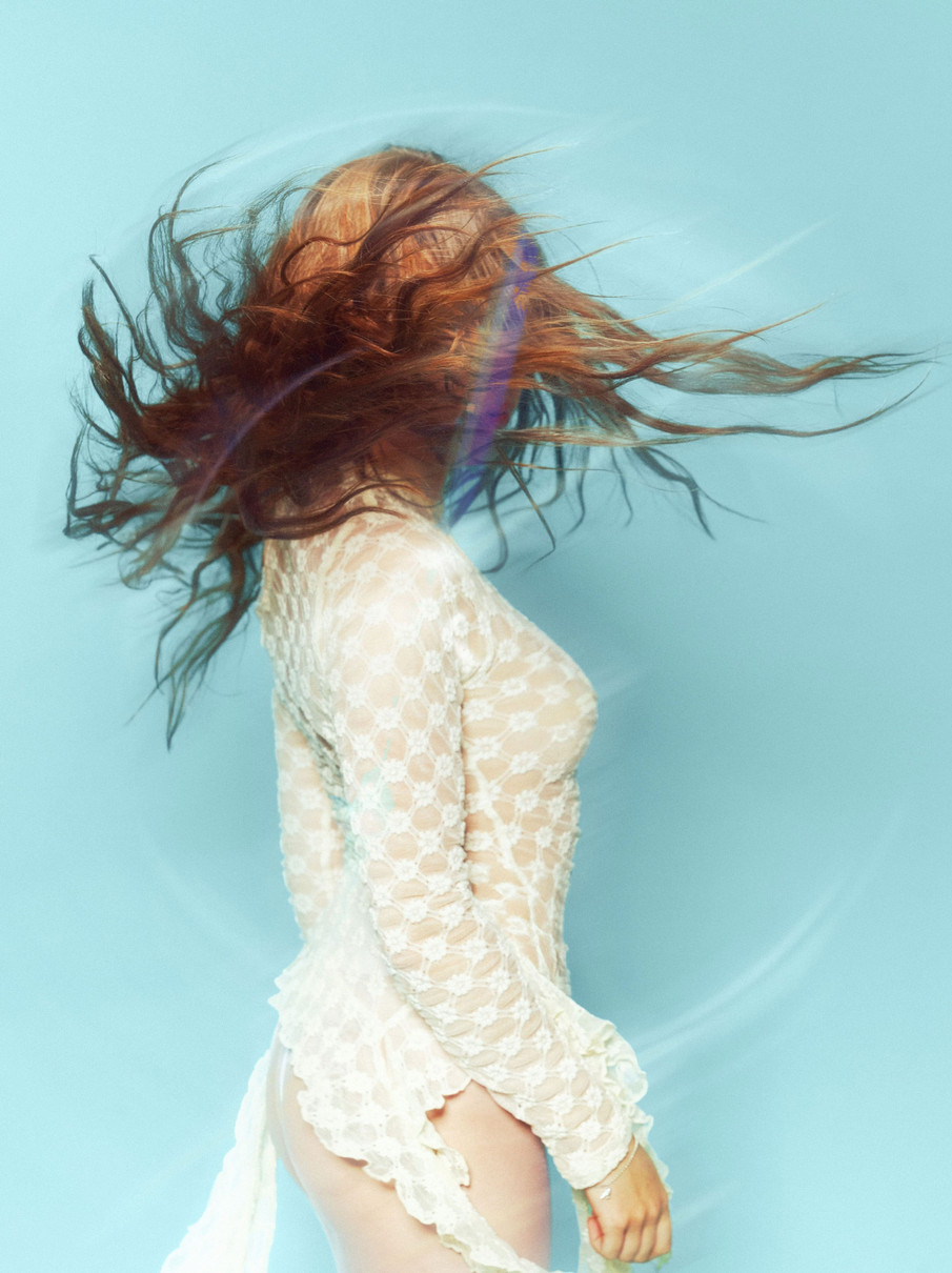 Христина Соловій у напівпрозорому боді з рюшами похвалилася сідницями