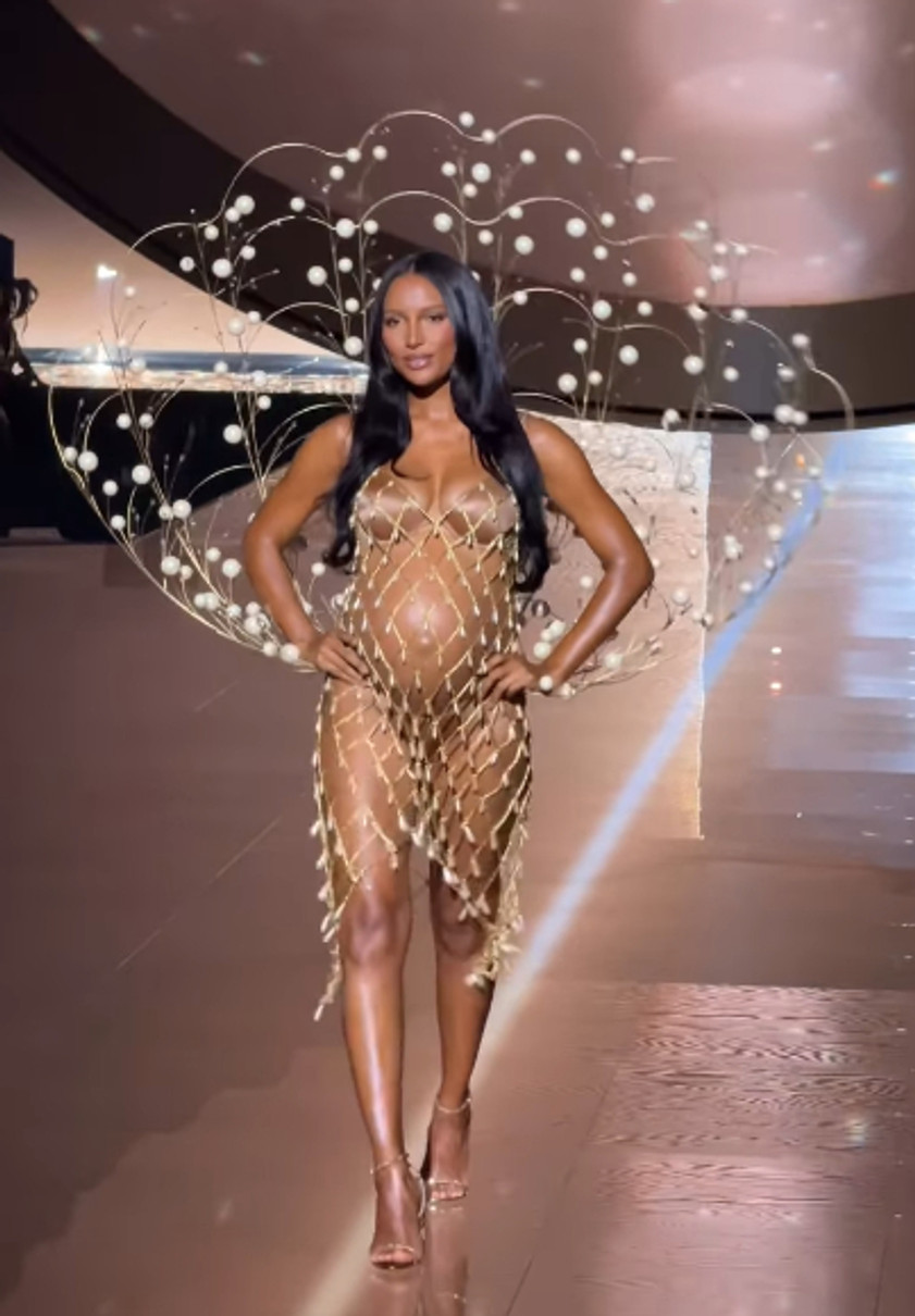 Вагітна Жасмін Тукс пройшлась у прозорому луці на шоу Victoria's Secret