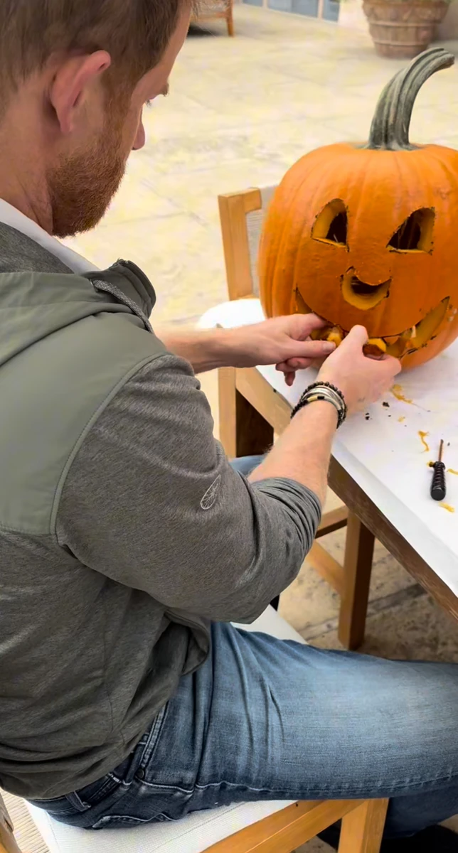 Принц Гаррі показався за різбленням гарбуза на Геловін