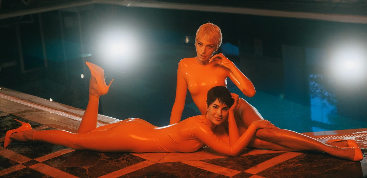 Полякова з Єфросиніною у латексі полежали коло води