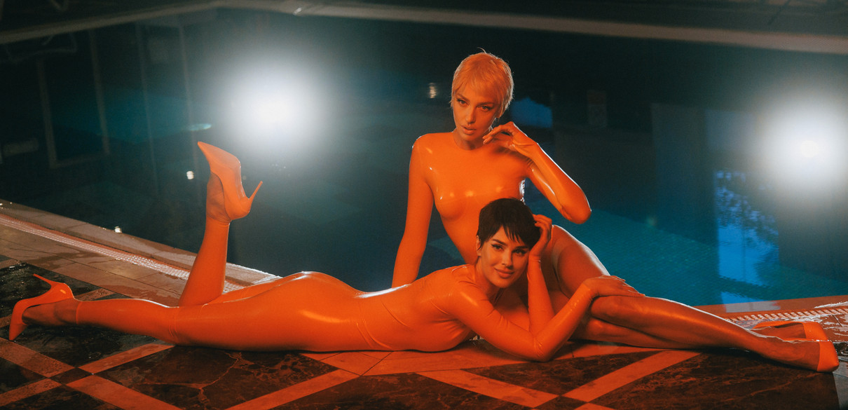 Полякова з Єфросиніною у латексі полежали коло води