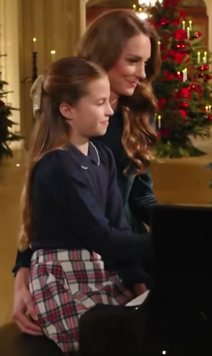Кейт Міддлтон з дочкою зіграли на піаніно на різдвяній службі