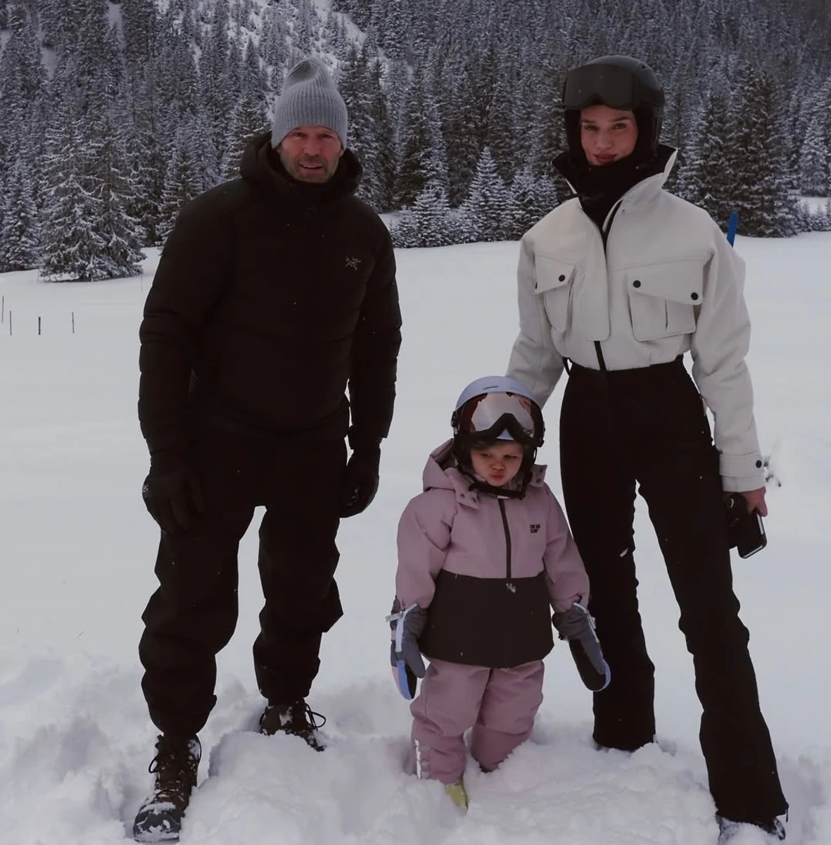 Джейсон Стейтем з нареченою і дочкою попозував серед снігу в Альпах