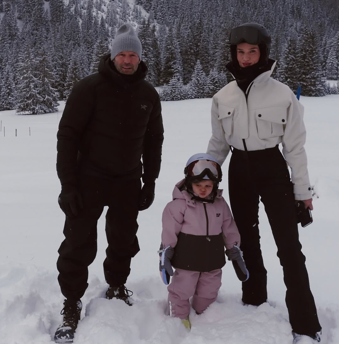 Джейсон Стейтем з нареченою і дочкою попозував серед снігу в Альпах