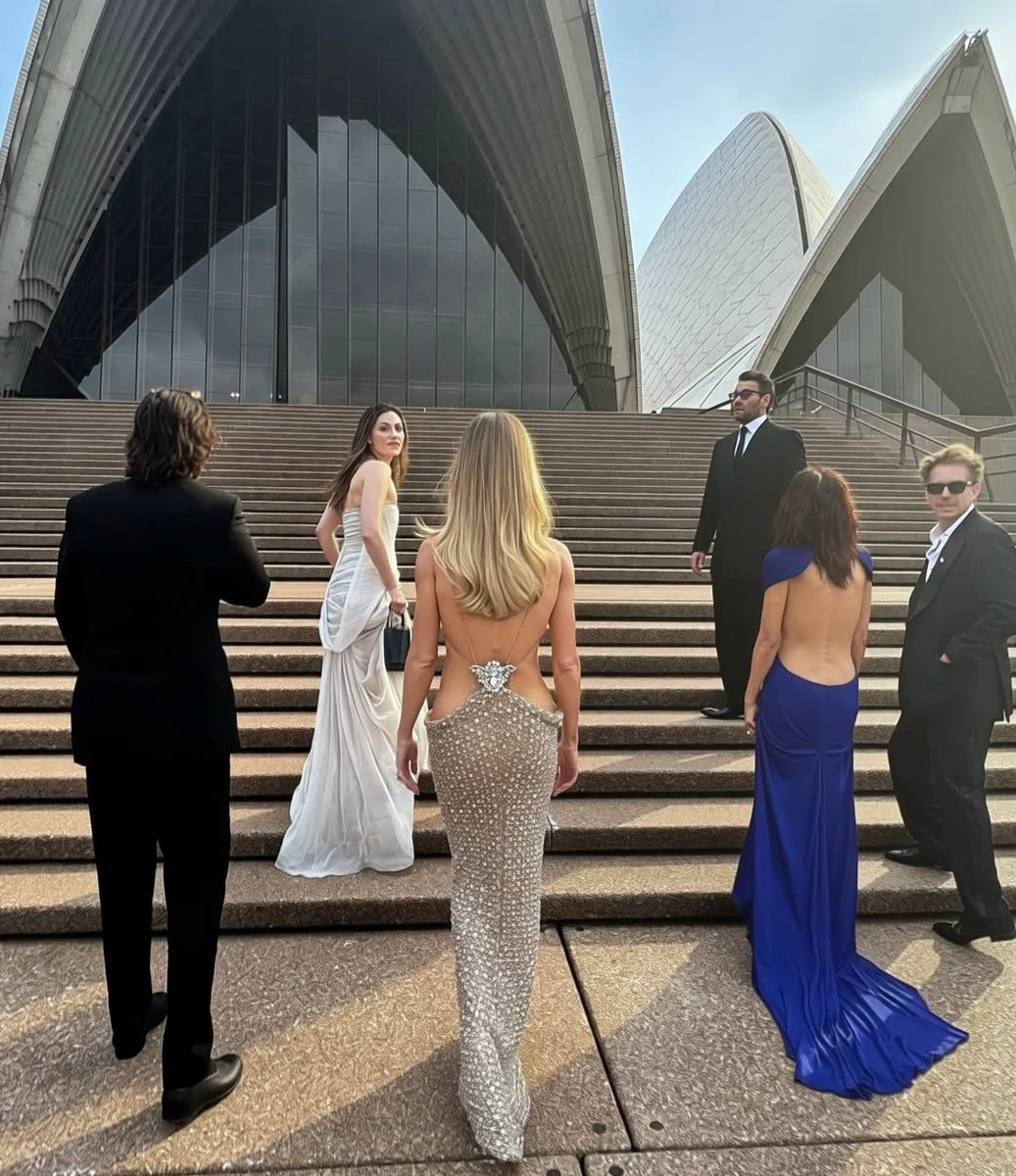 Наречена Джейсона Стейтема у звабній сукні попозувала в Сіднеї