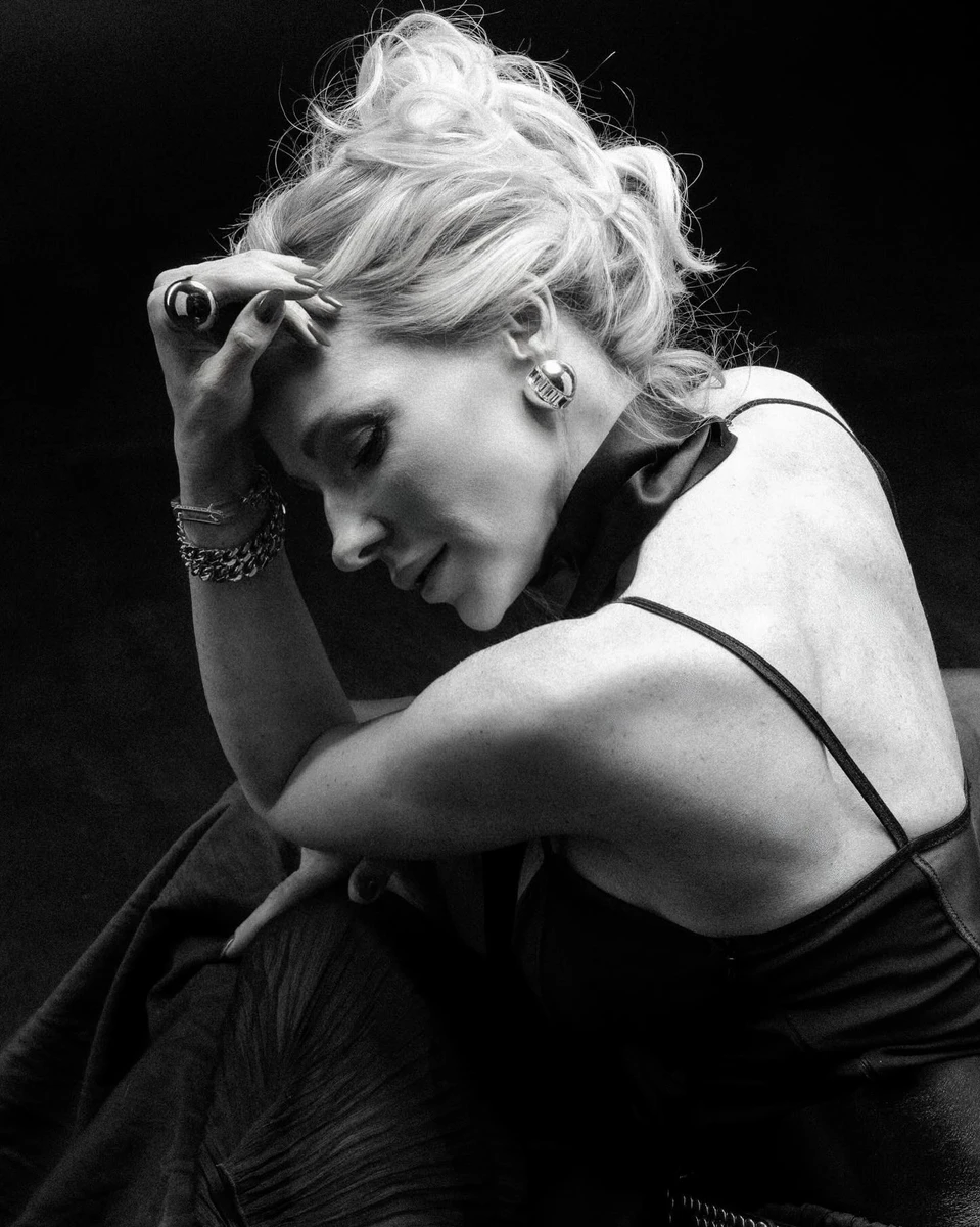 Даша Трегубова позує