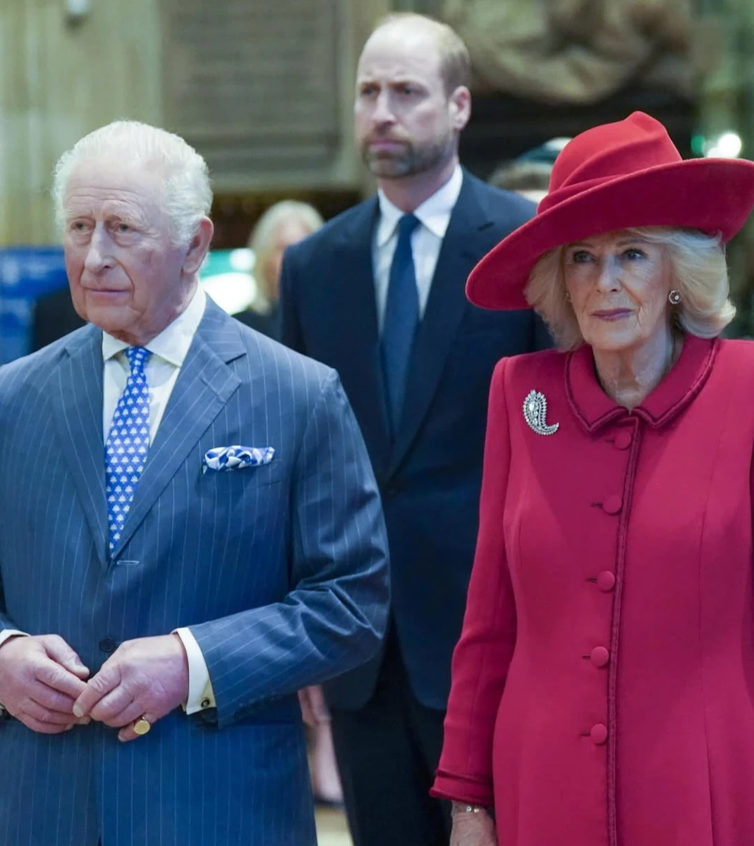 Король Чарльз і королева Камілла разом попозували на службі