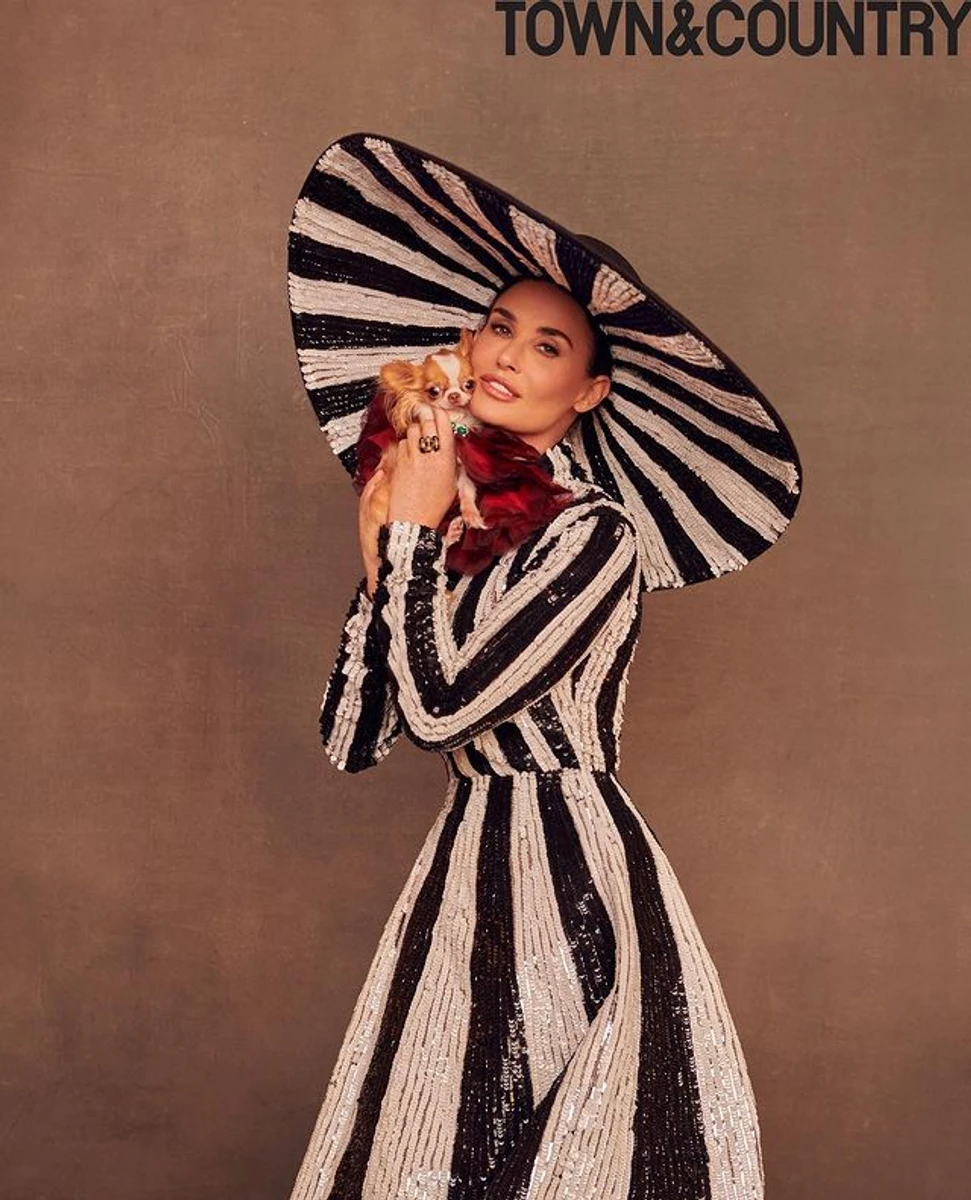 Демі бере Пілаф із собою на модні покази, на пляж, а тепер і на глянцеві зйомки 