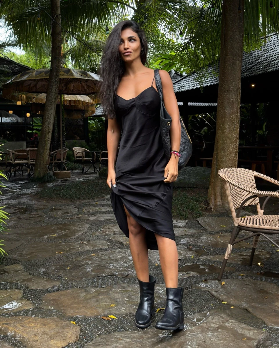 Санта Дімопулос у шовковій сукні та чоботах