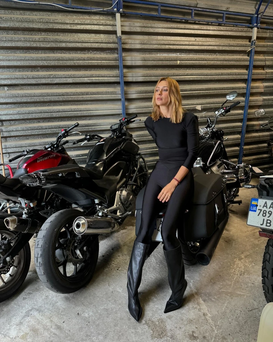 Таянна в чорному комбінезоні