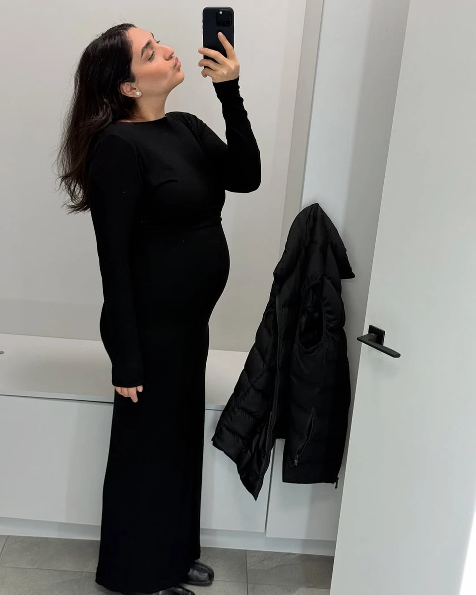 Ельвіра Гасанова показала вагітний животик