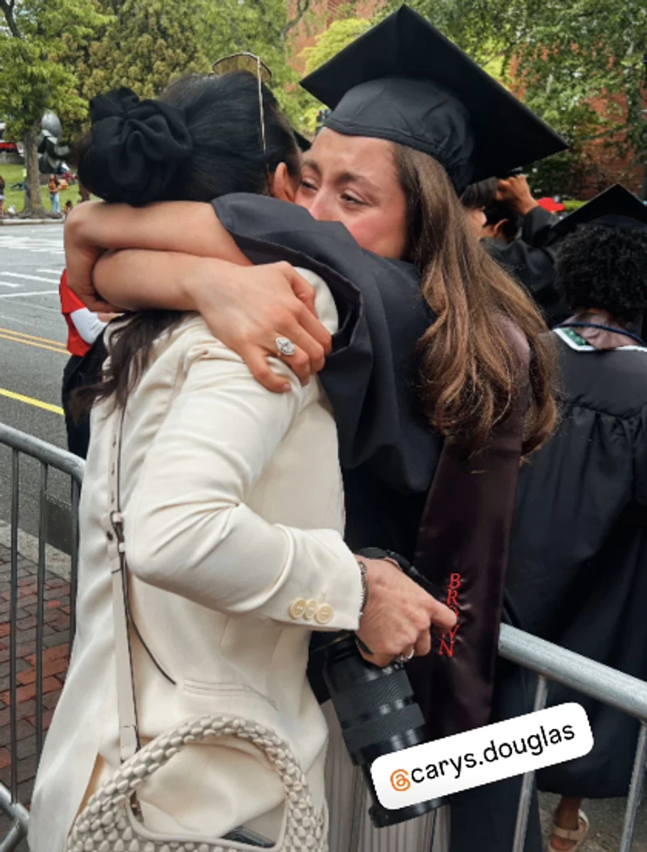 Дочка Дугласа і Зети-Джонс в мантії поплакала на випускному