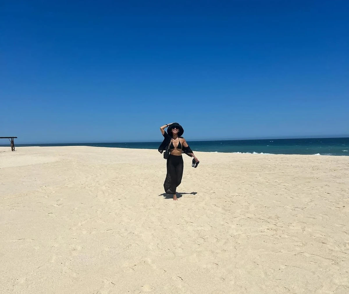 Маколей Калкін показав кохану у купальнику на пляжі