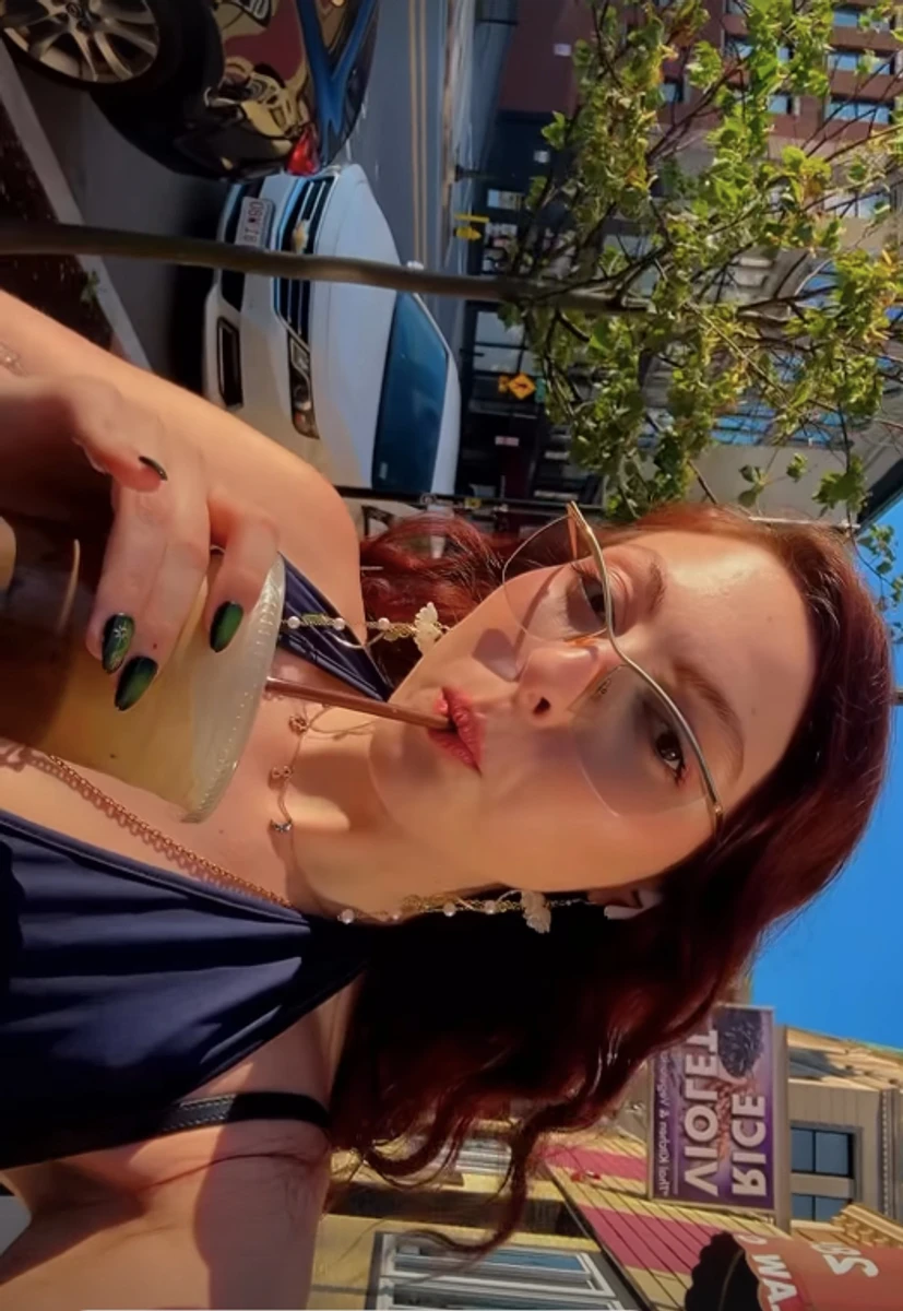 Донька Полякової показалась у стильному луці на прогулянці в США