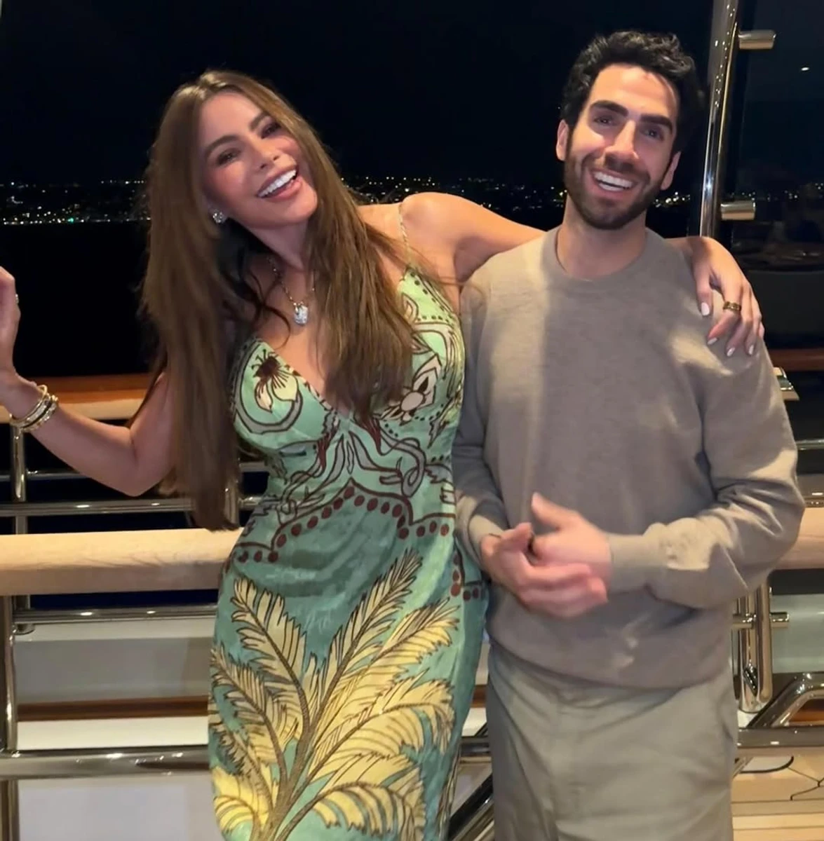 Софія Вергара притулилася до нового бойфренда на яхті