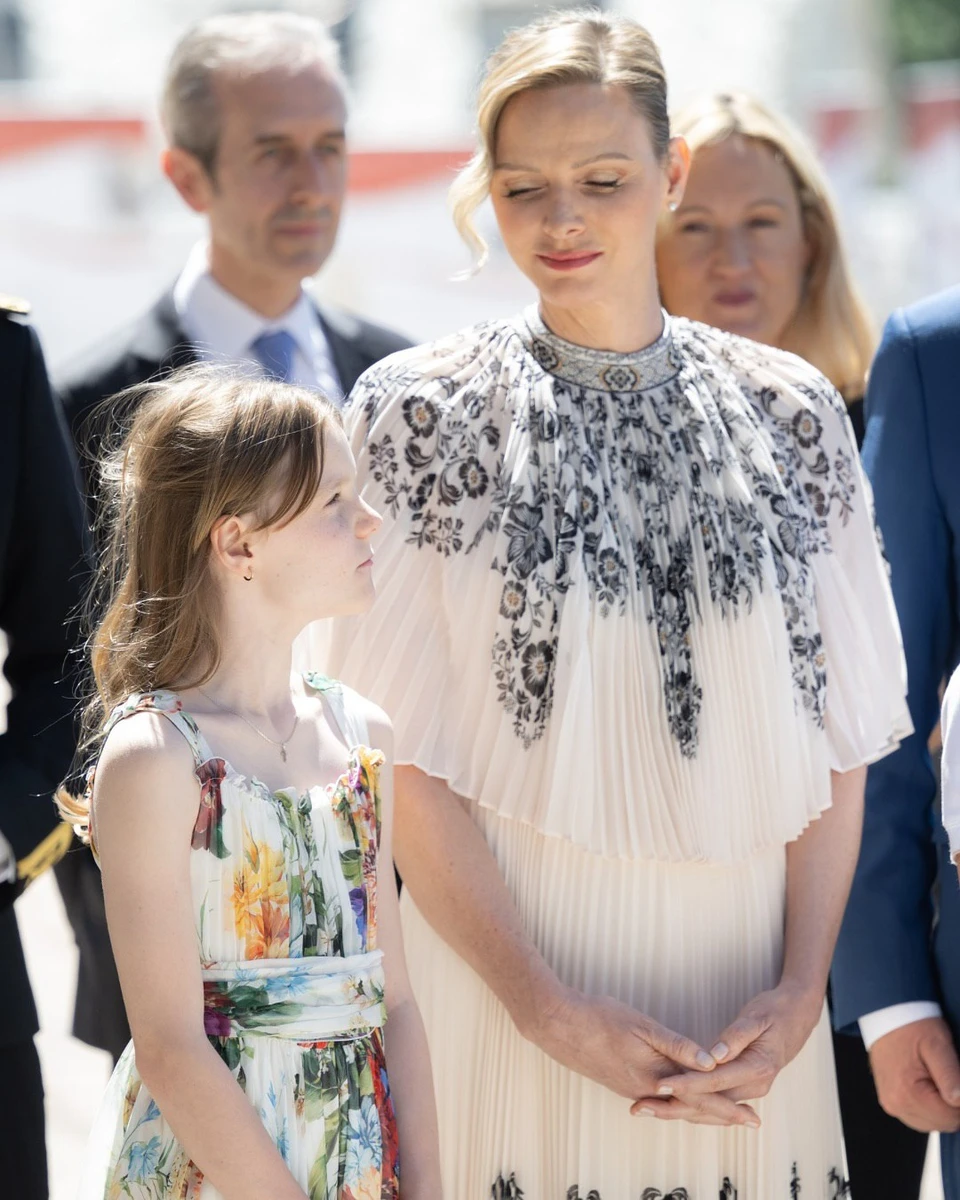 Княгиня Монако продемонструвала елегантне вбрання у компанії дочки