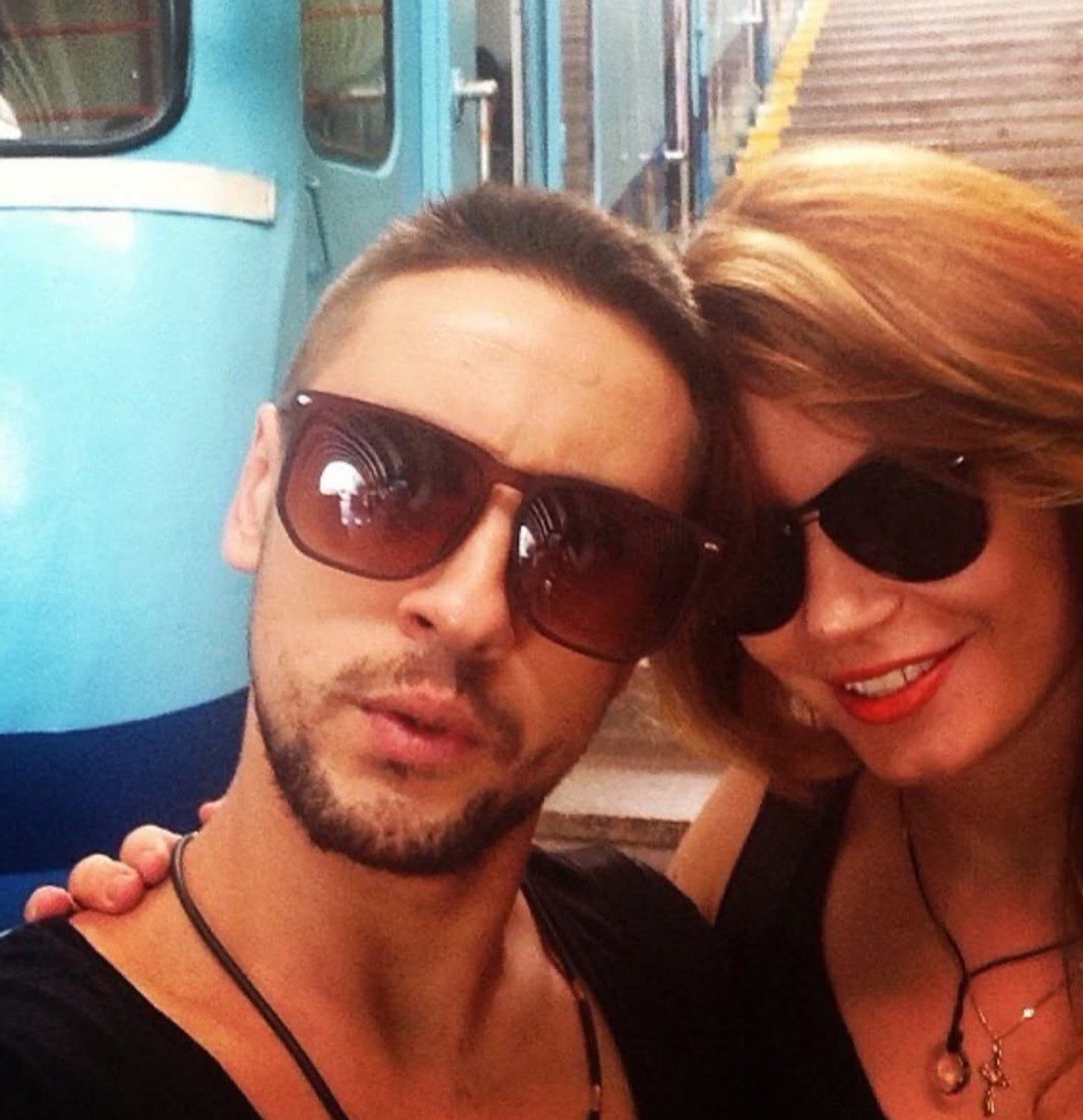 Дмитро Монатік робить селфі з дружиною