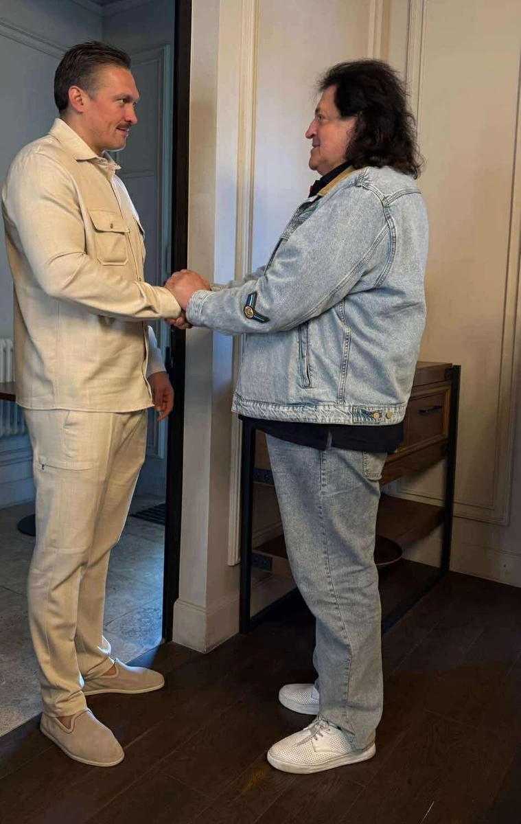 Олександр Усик та Іво Бобул потиснули руки на благодійному вечорі