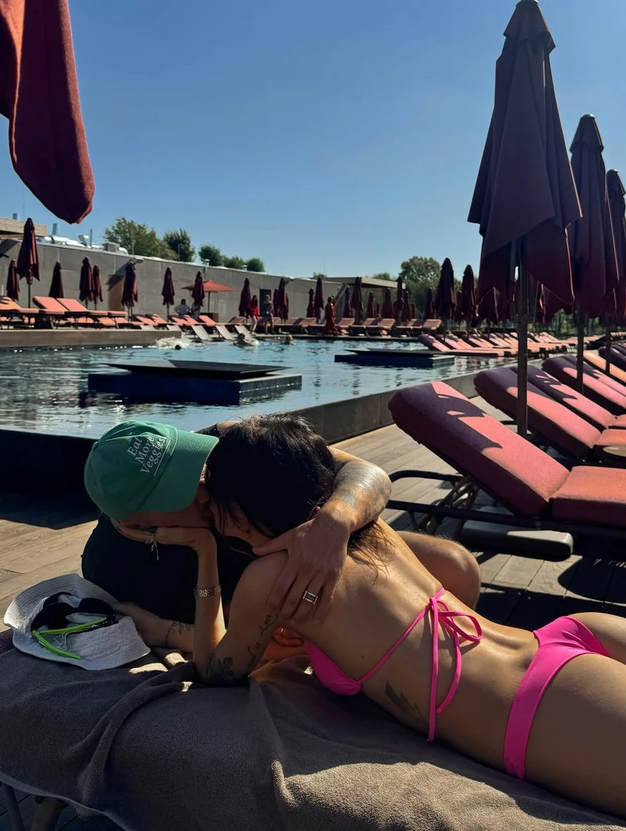 Дорофєєва з Кацуріним біля басейну